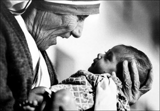 Mother Teresa cradling an armless baby orphan at her order\'s orphanage in Calcutta, India,Eddie Adams