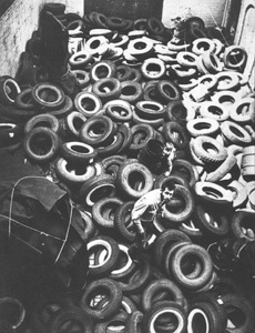 Alan_kaprow_yard