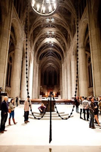 Prayer_rope_crowd_2