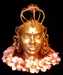 20100819102218-queen_bee_sculpture
