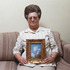 Bonnie__with_a_photograph_of_an_angel__300