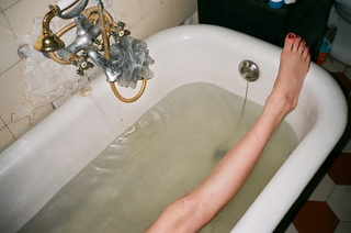 jambe dans la baignoire,Maxime Ballesteros