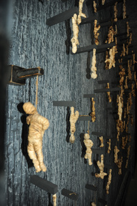 20110129125830-haning_dead_on_wall