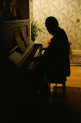 Brando at the piano,Steve Schapiro