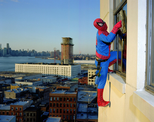 BERNABE MENDEZ from the State of Guerrero. Works as a professional window cleaner in New York. He sends 500 dollars a month.,Dulce Pinzón