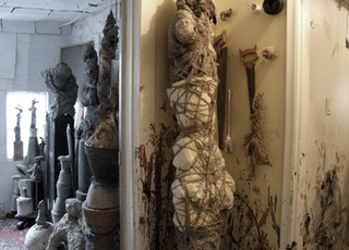 View from the study into the "White Cube", a space that Wagenbach used as a kind of gallery to store sculptures.,Iris Häussler