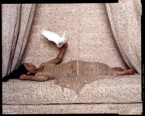 20110805172303-essaydi__les_femmes_du_maroc-la_sultane__2008__chromogenic_print__20x24in