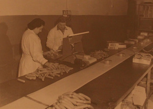 20110909200910-hot_dog_ladies