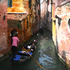 20111006081133-man_rowing_a_gondola