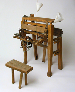 5_piano_chair