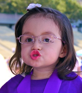 20120208013656-kisses
