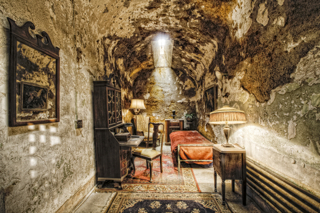 Capone\'s Cell,Eric Holubow