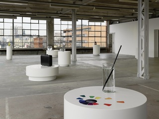 Au premier plan : Sans titre (vase/disque chromatique),Mathieu Mercier