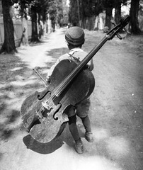 Boy with Cello, Balaton Ungarn ,Eva Besnyö