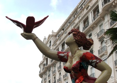 20120531162223-on_the_riviera_-_woman_n_bird_statue