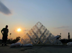 20120722183334-lubliner_oh_plastic_bottle_pyramid