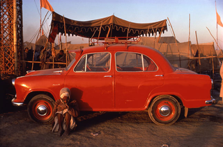 Pilgrim and Ambassador Car, Prayag, Uttar Pradesh,Raghubir Singh