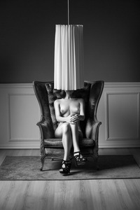 20120905234109-rostro_velado_sentada