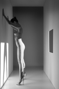20120905234518-contra_la_pared_en_el_pasillo