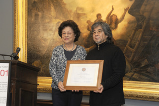Receiving recognition from Congressman,Gong Yuebin