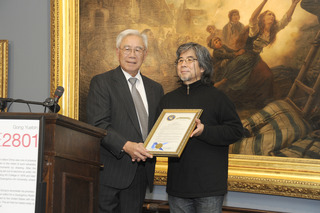 Receiving recognition from County Supervisor,Gong Yuebin
