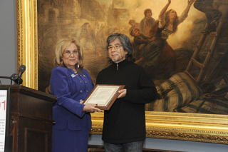 Receiving recognition from city council,Gong Yuebin