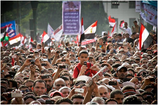 Demonstranten während einer Rede, Tahrir-Platz,Mosa’ab Elshami