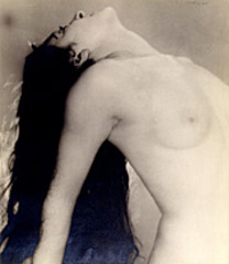 Grand nu renversé en arrière,Man Ray