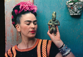Frida with Olmeca figurine, Coyoacan,Nickolas Muray